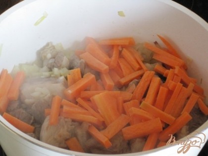 Добавить морковь нарезанный брусочками