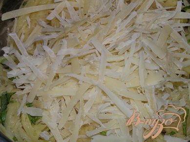 Добавить натертый сыр, перемешать и выложить в форму для запекания, смазанную маслом,