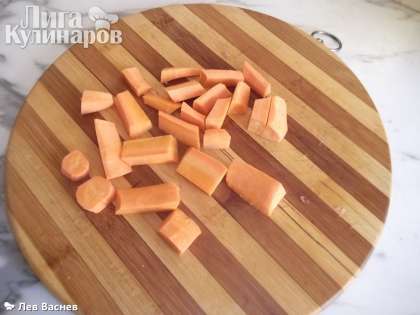 Морковь помыл, почистил и порезал крупным бруском