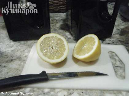 Помыть и порезать кусочками лимоны, удалив все косточки. Кожуру тоже можно срезать, вкус будет более нежным