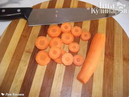 Одну среднюю морковь помыл, почистил и нарезал кружочками