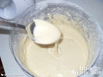 взбивать яйца с сахаром (200 гр) около 5 минут