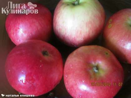 Помыть 6-7 яблок &quot;малиновка&quot;, они очень ароматные, сочные и на вкус сладкие, можно и другие яблоки.