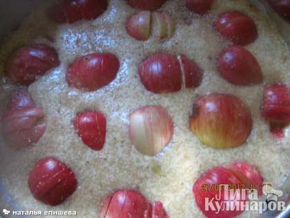 Выпекать яблочный пирог с грецкими орехами при температуре 200С  до готовности.