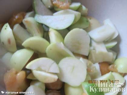 Яблоки и груши помыть, нарезать, добавить для цвета немного абрикосов, из которых удалить косточки.