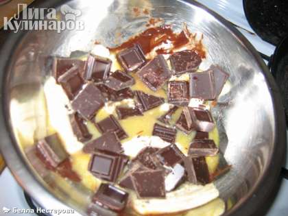 Масло порезать, шоколад 170 г поломать и растопить на водяной бане