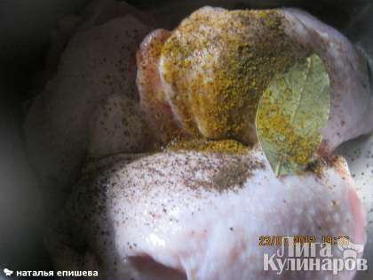 Курицу  замариновать в специях (соль, перец лавровый лист, карри) на 20 минут.