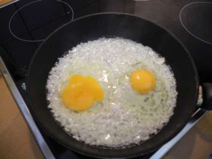 Разбить на сковороду яйца, посолить