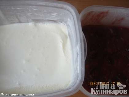 Готовое фруктовое мороженое с пломбиром можно хранить в морозилке.