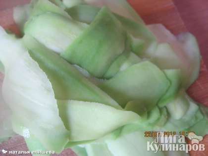 Нарезать спелый авокадо тонкими пластинками.