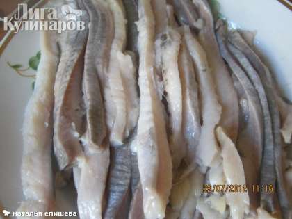 Нарезать филе сельди или любой рыбы (можно форель, сёмгу, тунец) соломкой.
