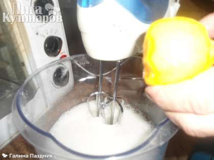 А за это время приготовим крем из белков. Белки необходимо охладить! После охлаждения в посуду с белками нужно добавить несколько капель лимонного сока. Теперь можно приступать к взбиванию.