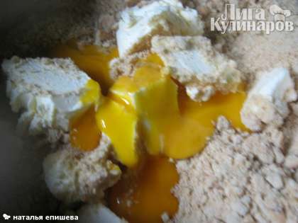 В печенье добавить сливочное масло,1 яичный желток, смешать.