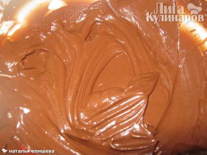Шоколадная глазурь - сметана + какао + ванилин и сахар взбить вместе.