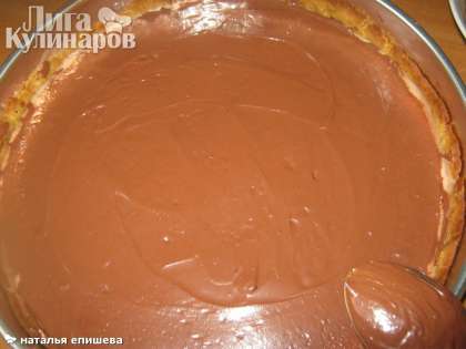 Сверху  застывшую начинку покрыть шоколадной глазурью.