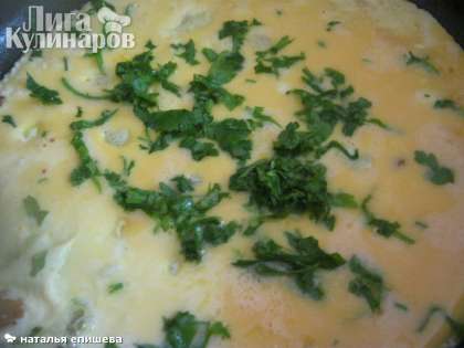Яйца взбить с молоком, добавить зелень, соль, перец, поджарить сливочном масле.