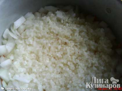 Промыть рис и выложить ровным слоем отступив от краев 1 см, посолить, поперчить