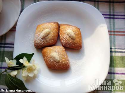 Готовое медовое печенье с миндалем по вкусу можно посыпать сахарной пудрой.