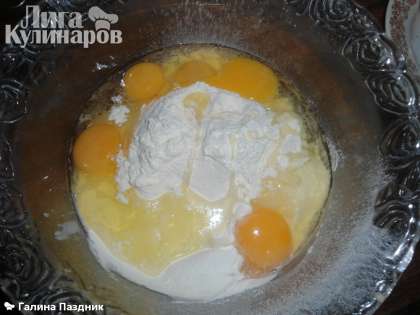 Готовим тесто для коржей. В миску помещаем: сметану, яйцо, сахар, просеянную муку, ванилин и соду.
