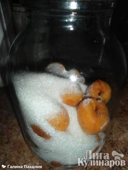 Засыпать абрикосы сахаром.