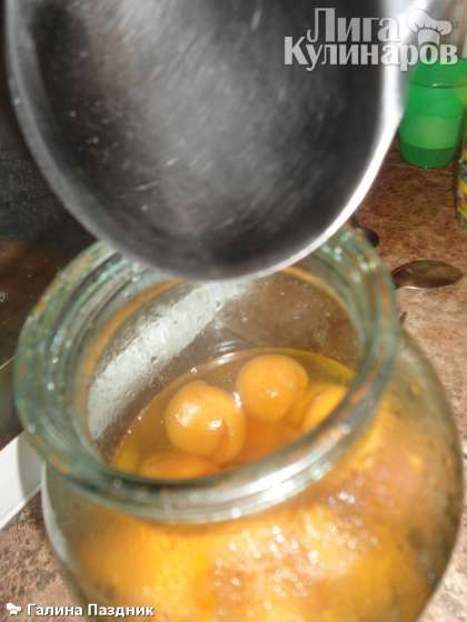 Аккуратно залить абрикосы сиропом и закатать банки крышками.