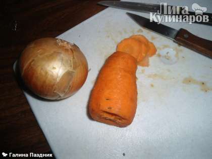 Морковь и лук  очистить и нарезать кольцами.