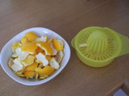 Очистить апельсины от кожуры, из мякоти сделать сок