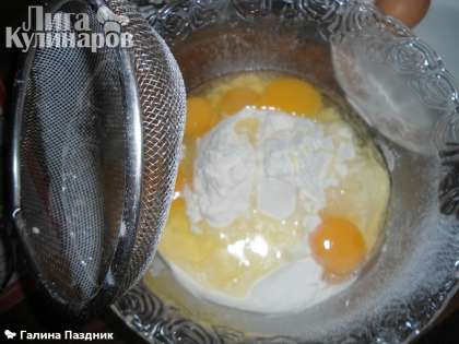 Соединить сливочное масло с  2 стаканами  муки (просеять в миску), добавить:  яйца, соль, сахар, водку или коньяк, разрыхлитель.