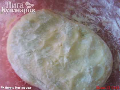 Быстро замесить тесто (не крутое, липнит к рукам), накрыть пленкой поставить в холодильник на 30 мин.