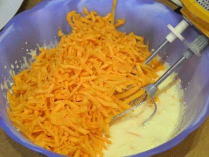 Добавить тертую морковь