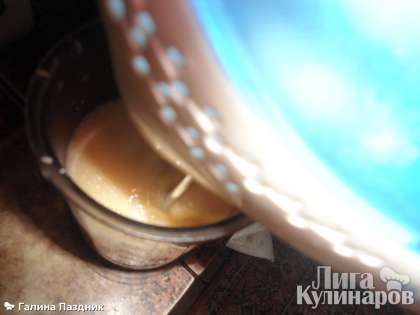 Яйцо промыть,  протереть и разбить в стакан  от миксера. Добавить молоко и немного посолить. Взбить миксером, масса увеличится в объеме в 3 раза.