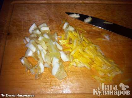 Нарезаем мелко-мелко отдельно цедру и сам лимон кусочками