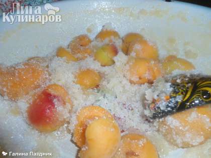 Свежие абрикосы вымыть, удалить косточки, засыпать сахаром и проварить минут 5 (после растворения сахара). Обязательно помешивая!
