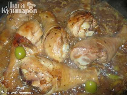 Тушить голень куриную в медовом соусе на медленном огне.