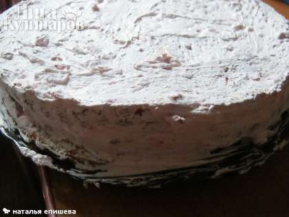 Промазать весь торт кремом, украсить малиной и листочками мяты.