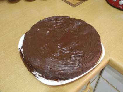 Смазать торт сверху и по бокам растопленным, черным шоколадом