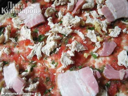 На раскатанную пиццу  выкложить соус, курицу с кусочками бекона.