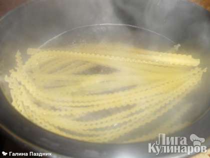 Поставить воду на огонь, посолить немного, добавить 1ч.ложку растительного масла. Когда закипит, кладем макароны и варим минут 6-7. Затем воду слить и остудить макароны.