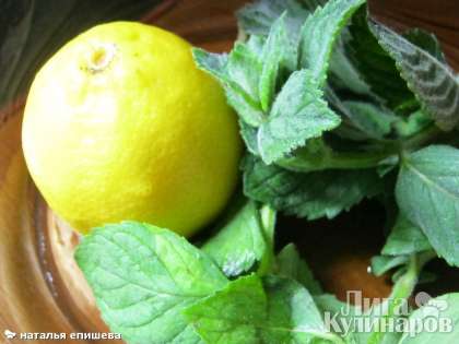 Лимон и мяту измельчить и выложить в емкость для напитков. Немного подавить, чтобы лимон пустил сок и мята стала мягкой.