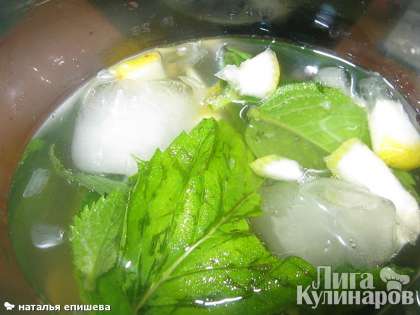 Залить водой и добавить лёд. Безалкогольный мятный лимонад (мохито) готов, приятного аппетита!