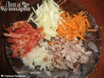 А за это время приготовим начинку. Нарежем: помидор, цуккини, морковь, лук, сало.