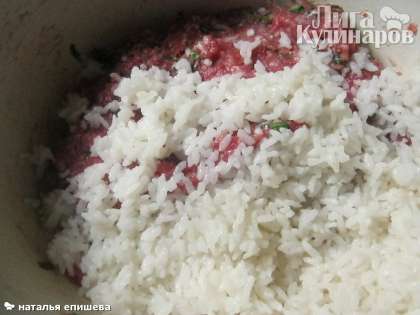 Отварить и промыть рис. Добавить рис в фарш для тефтелей.