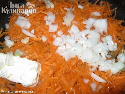 Натереть на терке  морковку, нарезать лук, добавить растительное и сливочное масло, обжарить. Добавить помидоры с чесноком и столовую ложку томатной пасты. Тушить 15-20 минут. Добавить бульон, в котором бланшировали перец.