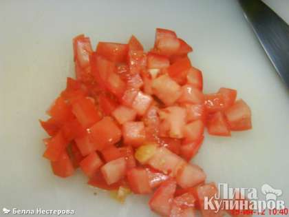 Порезать кубиками помидоры