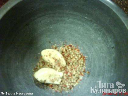 чеснок с солью, перцем и кориандром растольч в ступке
