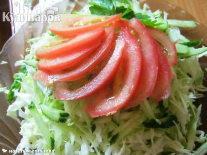 Салат витаминный готов, для украшения сверху выкладываем помидоры. Приятного аппетита!!