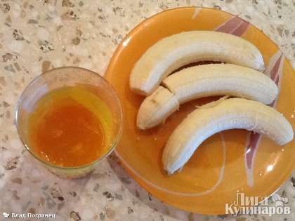 Почистить бананы, выдавить апельсиновый сок.