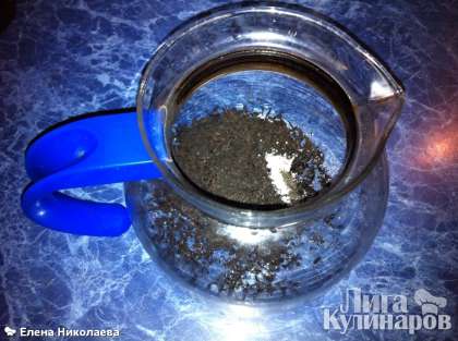 Заварочный чайник ополоснуть кипятком, высыпать черный чай и пол-чайной ложки сахарного песка, так вкус чайных листьев лучше раскрывается