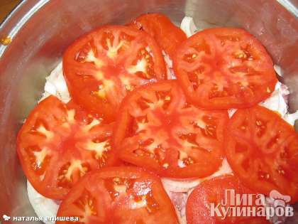 Нарезать помидоры кольцами и выложить на лук. Слегка посолить.