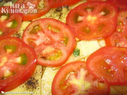 Картофель нарезать кружками или соломкой и на него выложить помидоры. Добавить соль и перец по вкусу. Залить все бульоном, можно овощным.